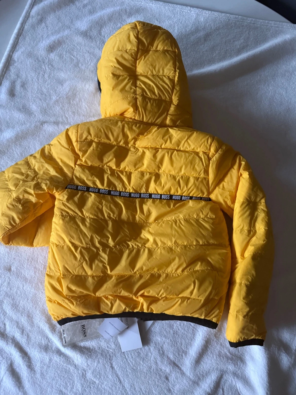 Doudoune réversible Hugo Boss jaune et noir 4 ans Novo com etiqueta – photo 2